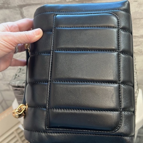 Tory Burch small Kira satchel. Black and Gold Quilted leather. Crossbody Bag - Picture 6 of 9